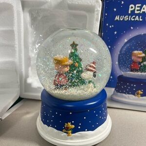 Peanuts Musical Snow Globe with Blue Base